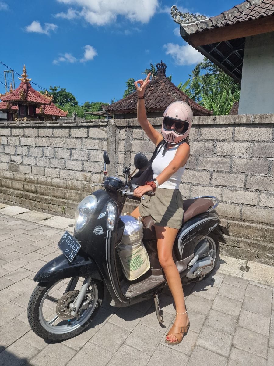Aurélie sur son scooter à Bali