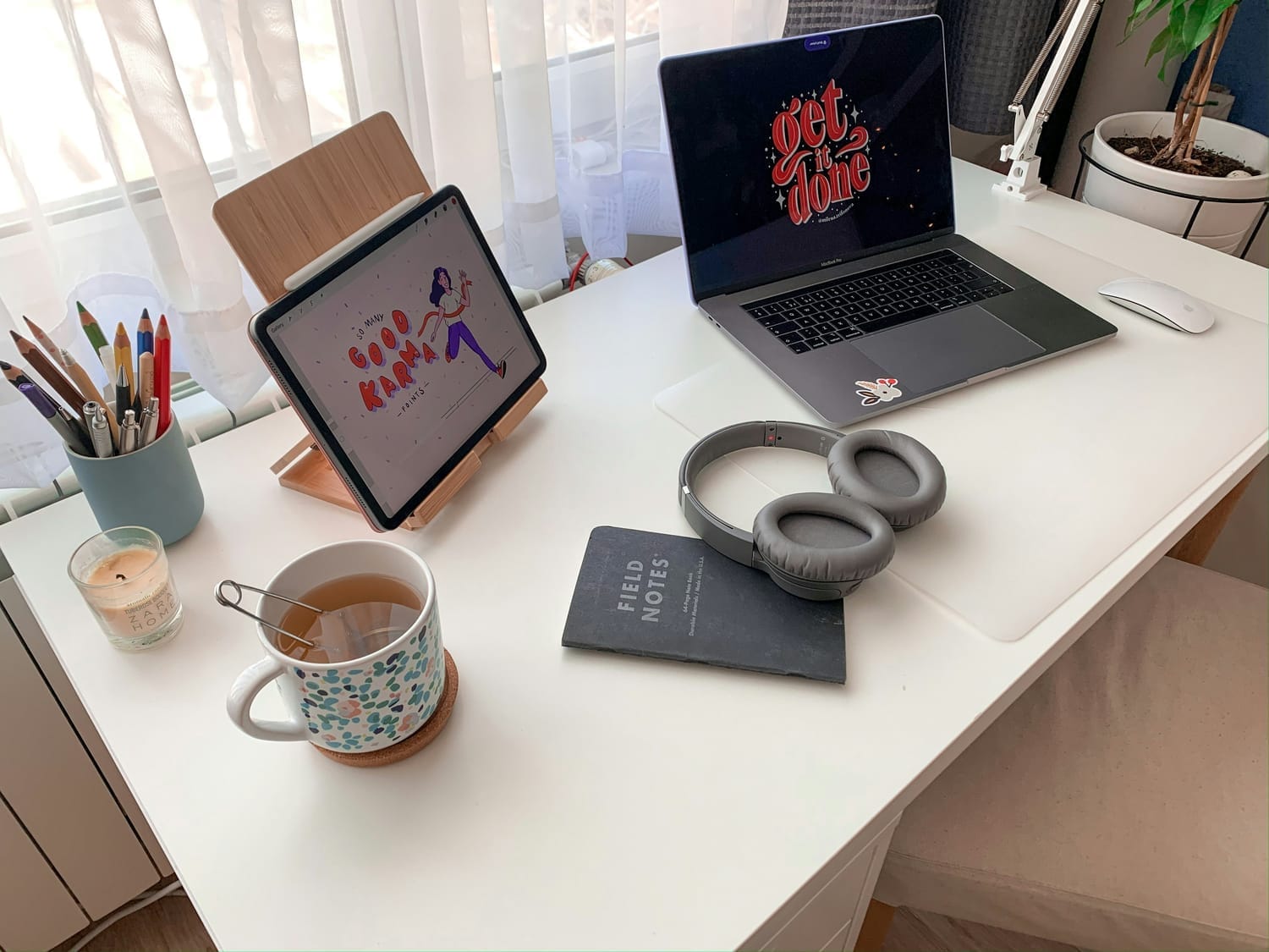 Bureau lumineux avec ordinateur et tasse de thé, illustrant un entrepreneur détendu grâce à une gestion simplifiée de sa présence en ligne