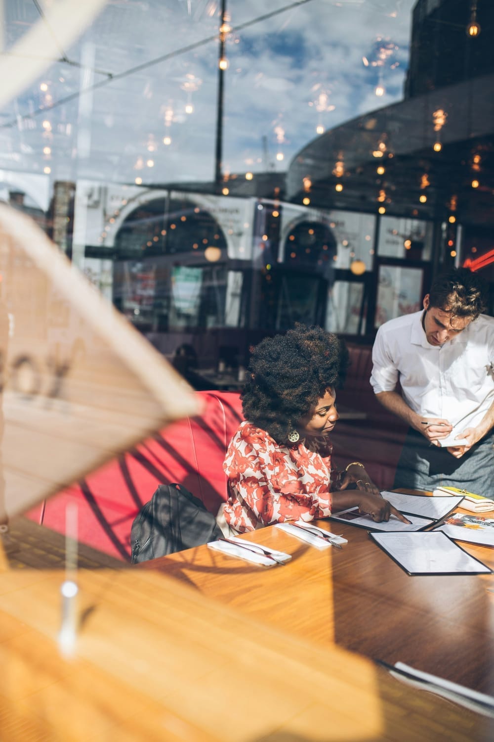 Accompagnement personnalisé entre une coach et un professionnel local pour structurer sa visibilité locale