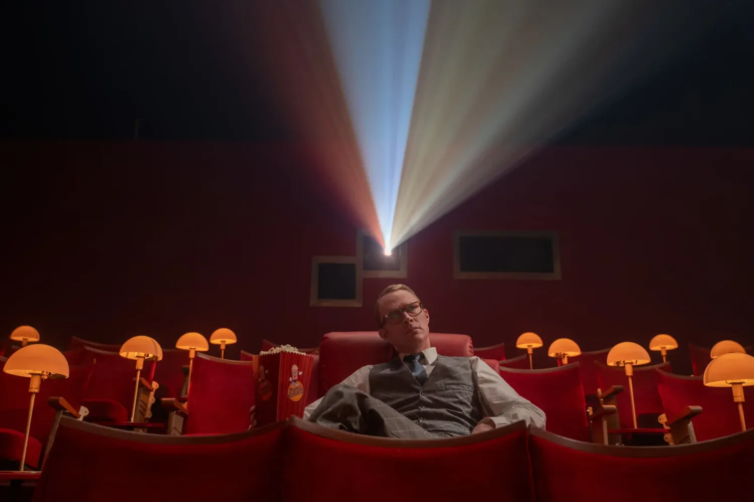 Visione con gli occhiali, seduto da solo nella sala cinematografica della magione digitale, in VisionQuest