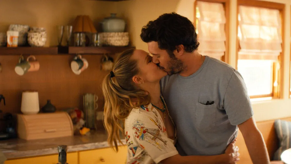 Joanne e Noah si baciano nella cucina della loro nuova casa in Nobody Wants This 3