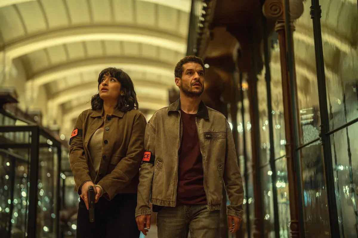 Shirine Boutella e Soufiane Guerrab, Belkacem e Guédira, armati tra le vetrine di un museo in Lupin Parte 4