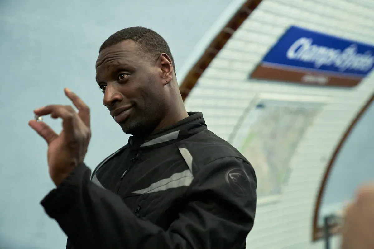 Omar Sy nei panni di Assane mostra una pietra preziosa nella metro Champs-Élysées in Lupin Parte 4