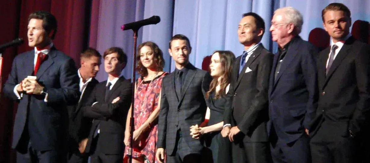Il cast di Inception in piedi sul palco di una première del 2010, tra gli altri Marion Cotillard, Elliot Page, Michael Caine e Leonardo DiCaprio