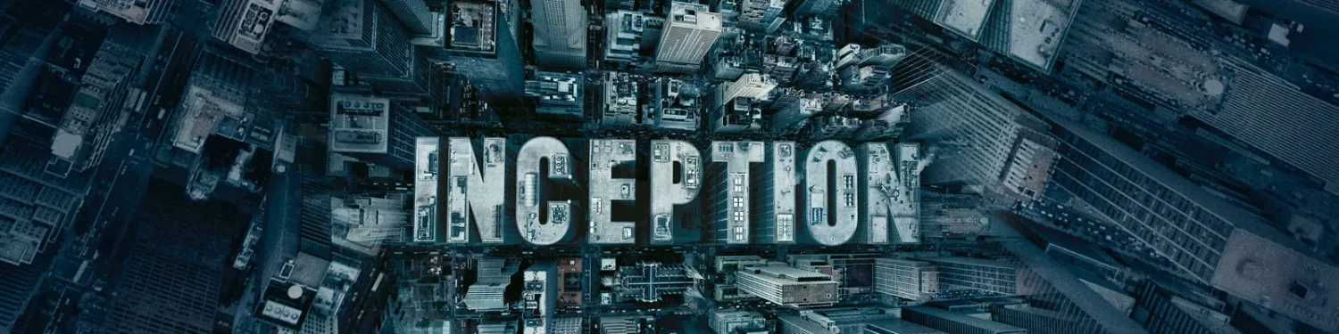 Grattacieli visti dall'alto i cui tetti formano la scritta Inception, nell'immagine ufficiale del film