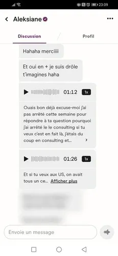 Notes vocales et transcription audio Hinge dans la messagerie