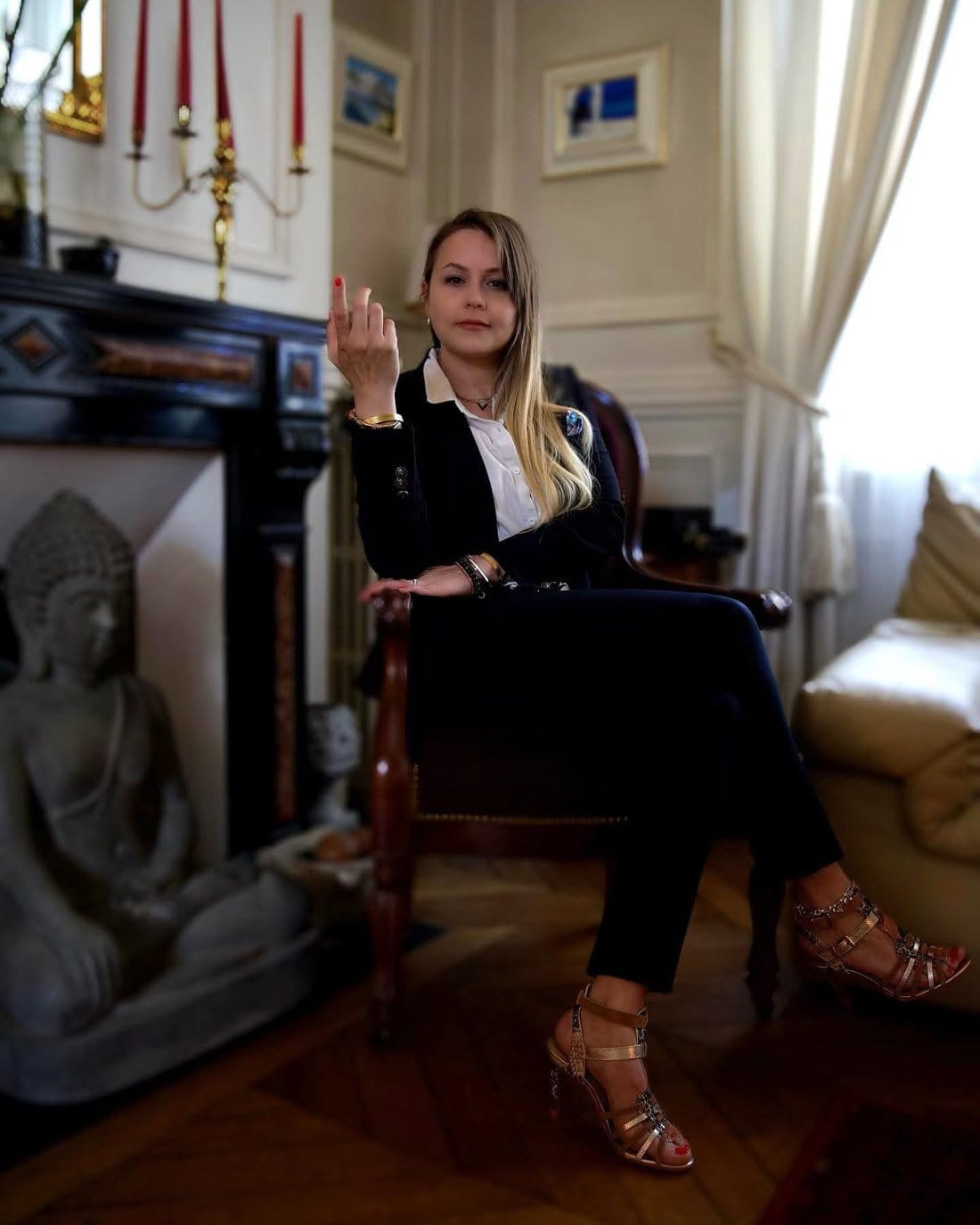 Marie Soi dans un salon parisien
