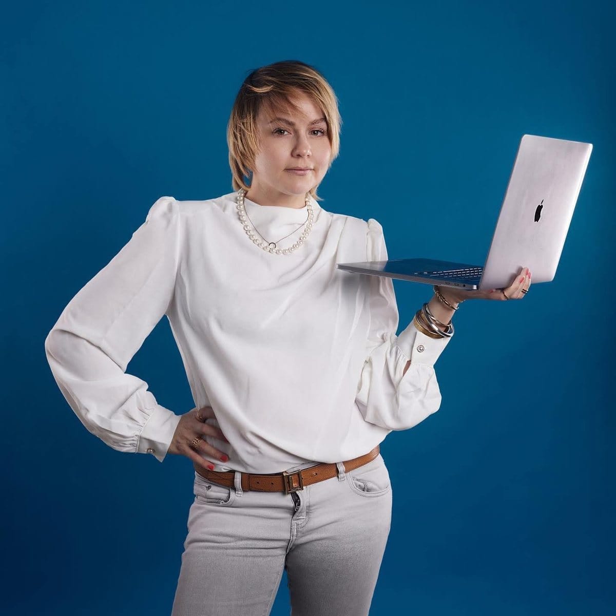 Marie Soi, ordinateur en main