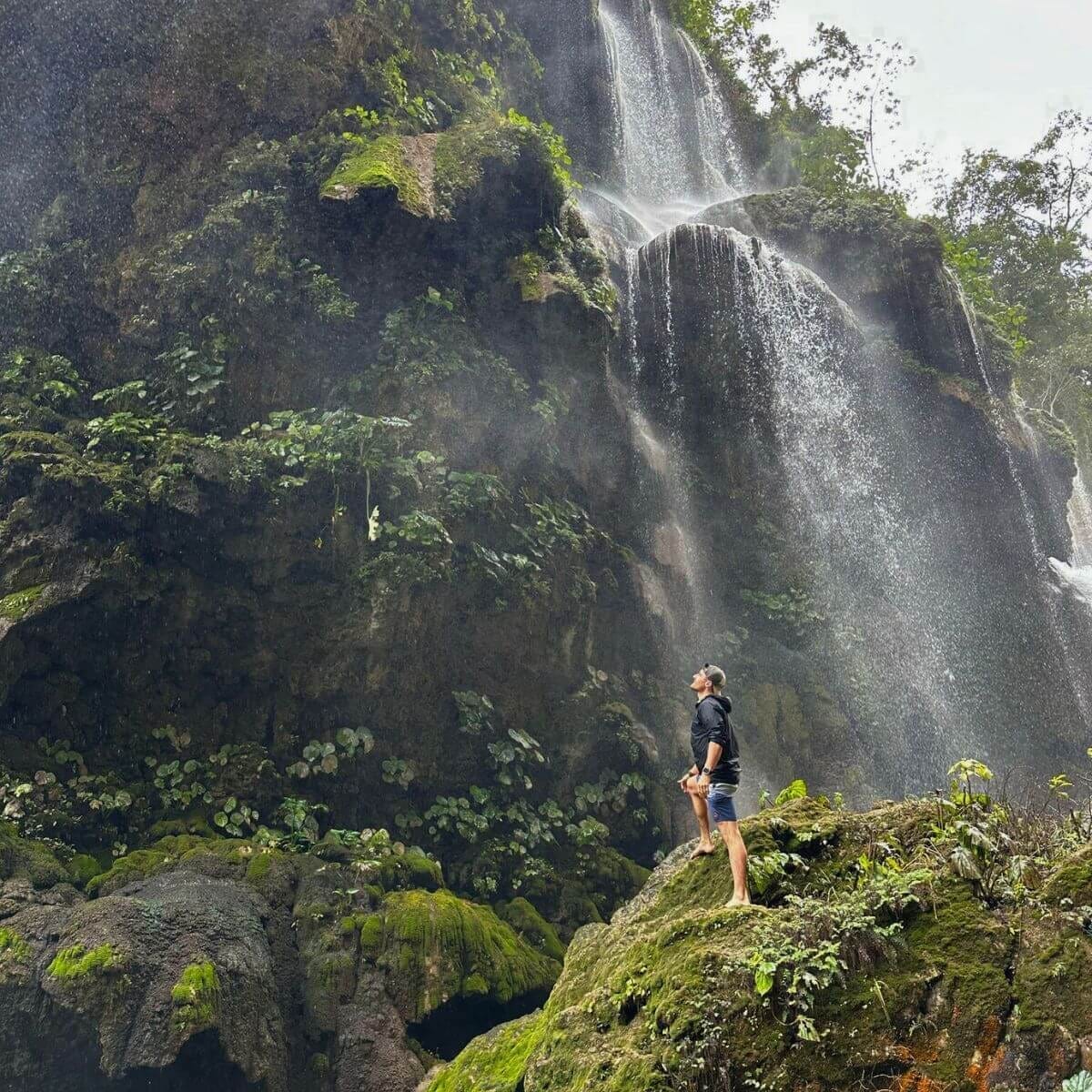 François de Neuville in front of a waterfall in the jungle of Mexico
