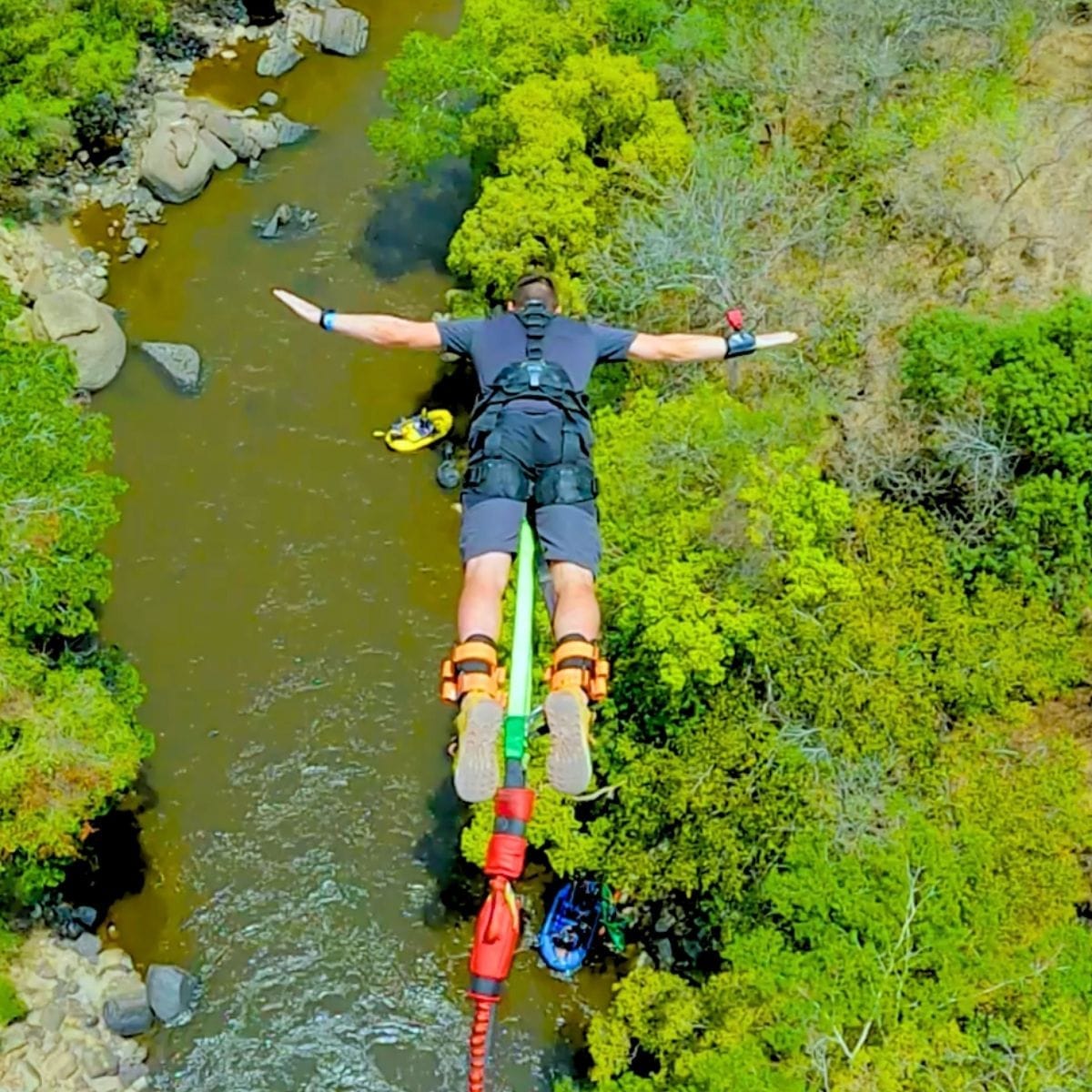 François de Neuville bungee jumping