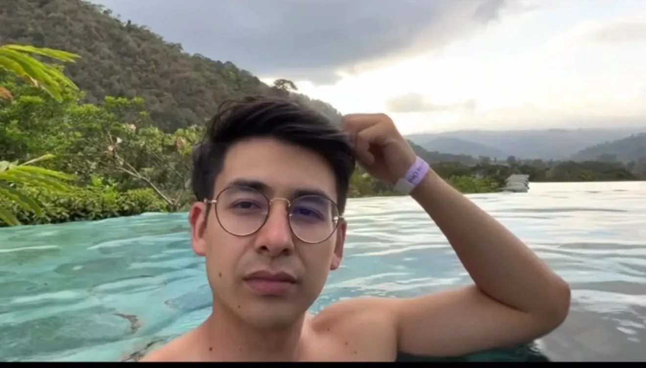 Aguas termales con montañas