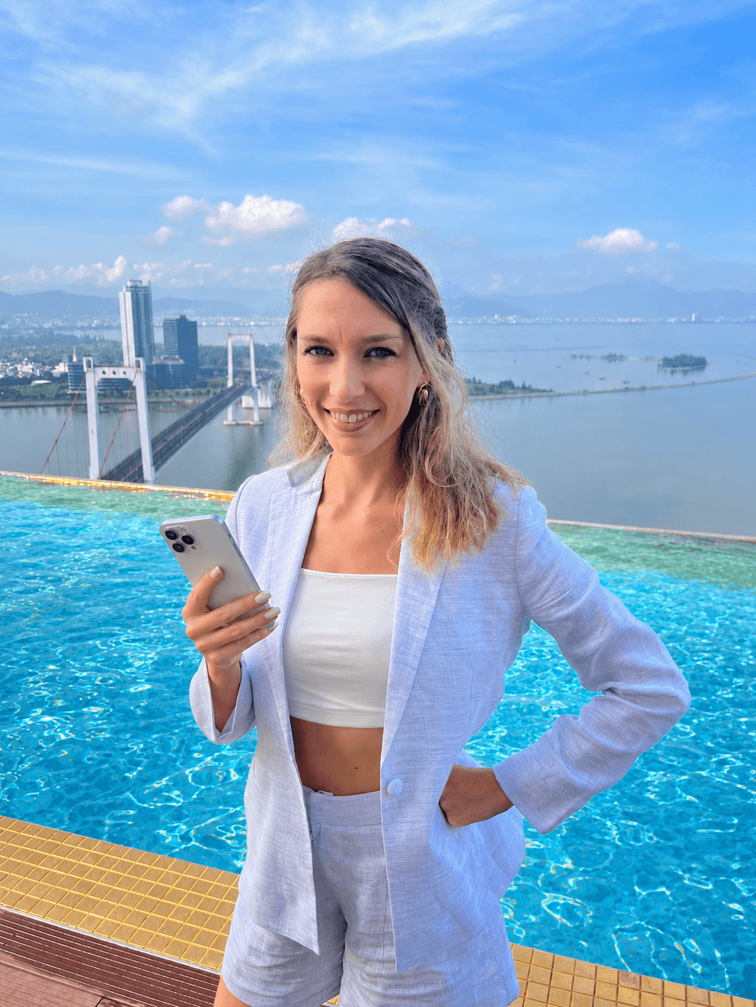 Portrait de Maëlle près d’une piscine avec vue sur la baie