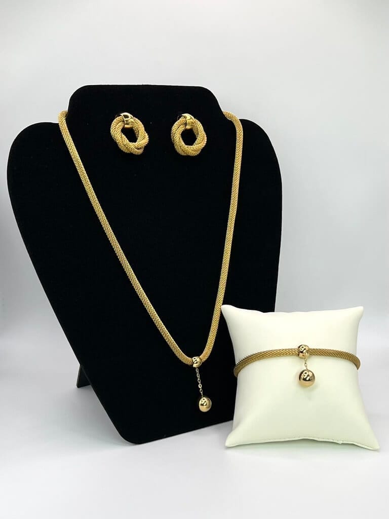 Parure de bijoux en acier inoxydable doré à texture tressée : collier, boucles d'oreilles et bracelet avec un pendentif sphérique