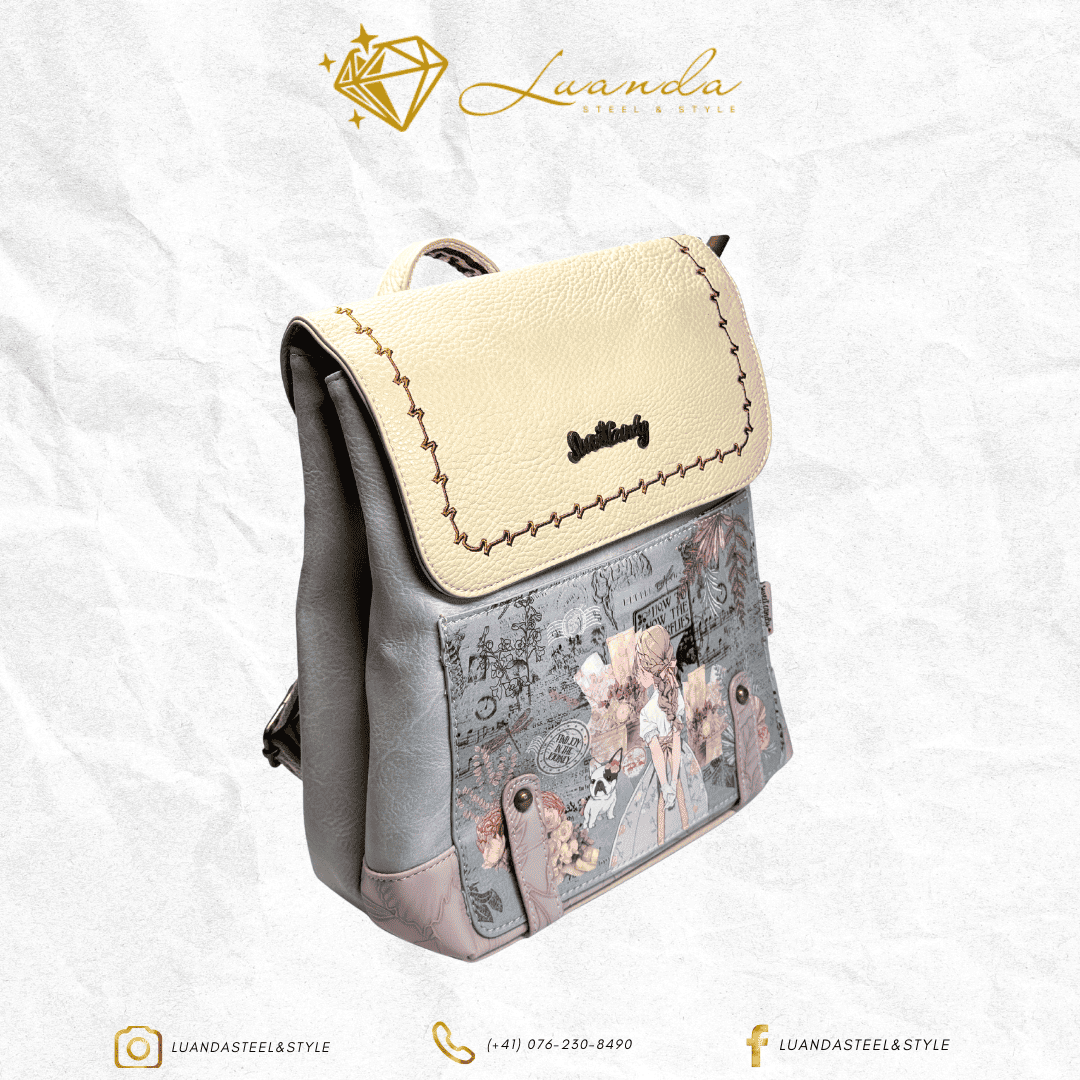 Mochila Sweet Candy en tonos gris y beige con diseño floral y personaje ilustrado – Luanda Steel & Style