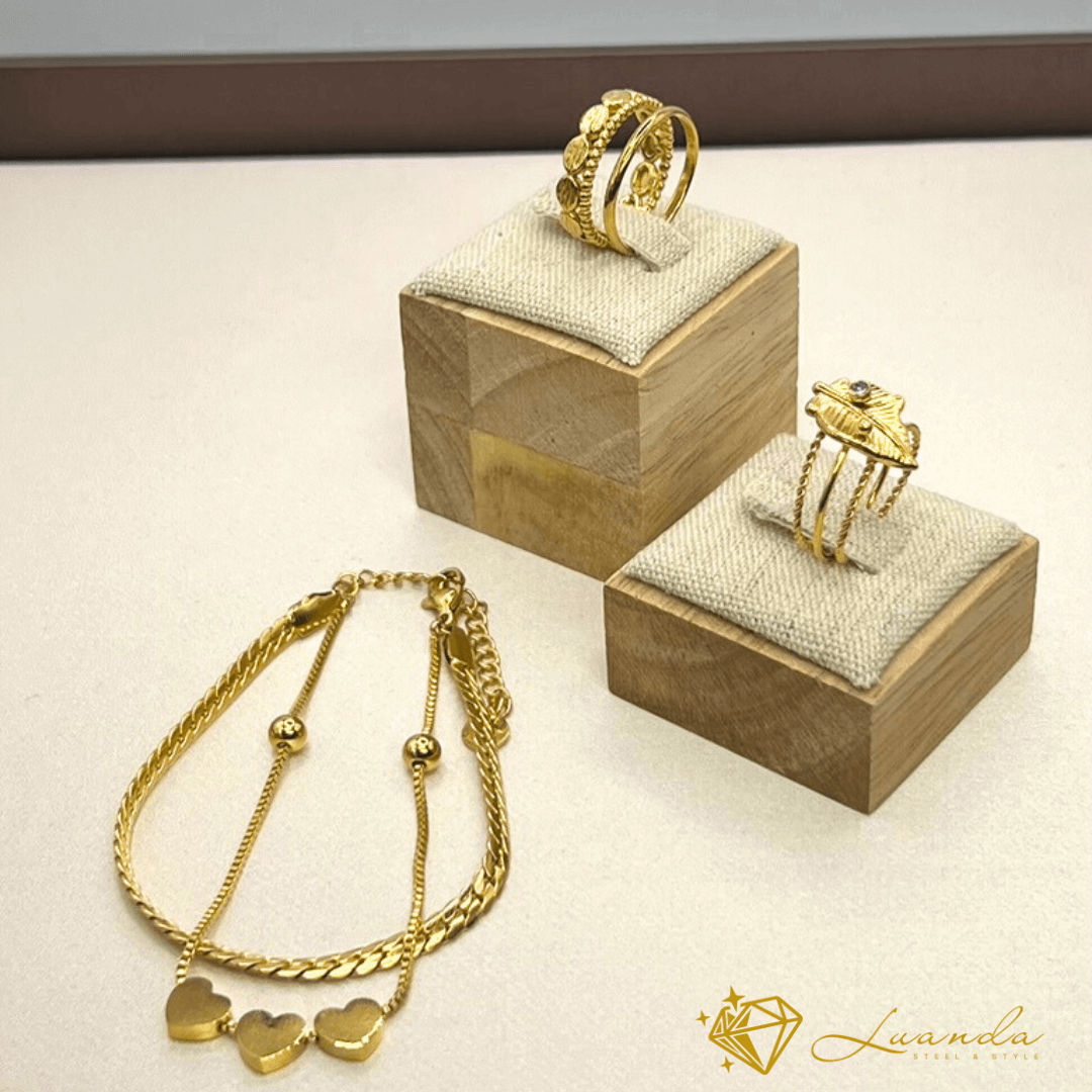 Ensemble de bijoux en acier inoxydable et or Luanda : deux bagues avec des motifs de feuilles et de fleurs et un bracelet avec des pendentifs en forme de cœur