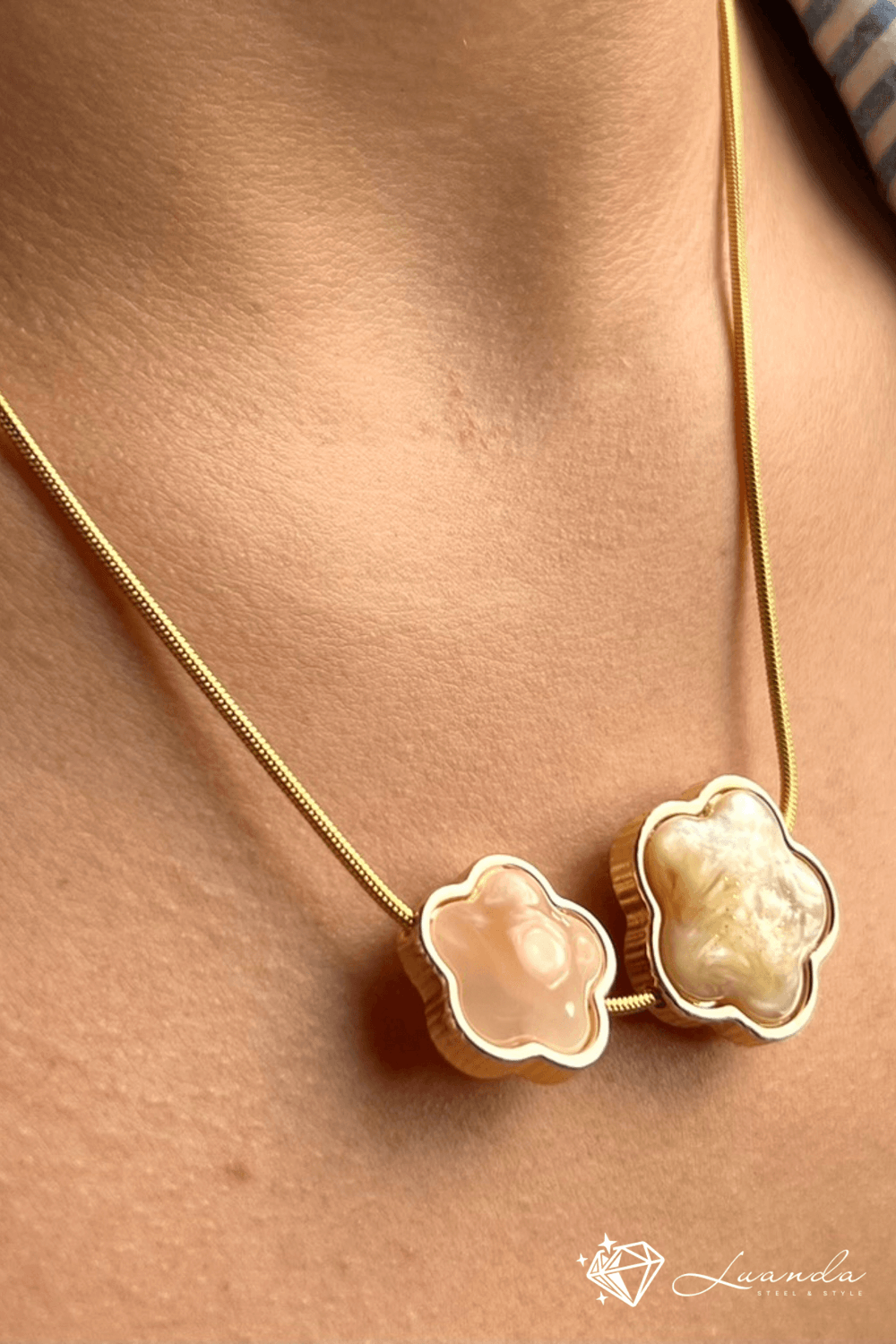 Collier en acier inoxydable plaqué or avec un double pendentif en forme de fleur, l'un en nacre et l'autre en rose – Luanda Steel & Style