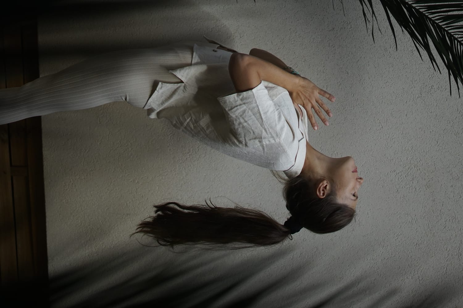 Romane Yoga en urdhva hastasana, les mains jointes en namasté 