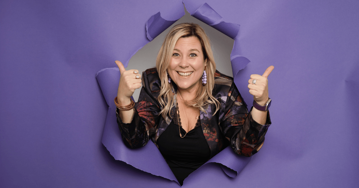 Sophie Le Millour, pouces levés, traverse un papier violet