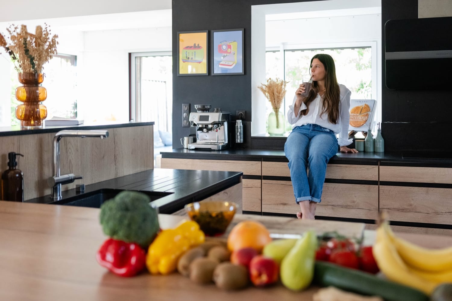 Mélanie Padovani assise dans sa cuisine