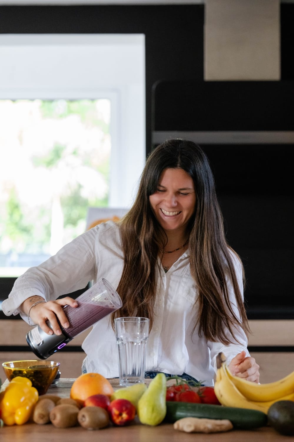 Mélanie Padovani rit en préparant un smoothie