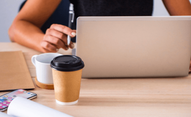"Travail sur ordinateur avec un café sur le bureau"