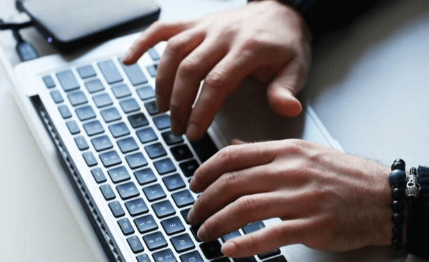 "Mains en train de taper sur un clavier d’ordinateur"