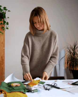 "Jeune femme en train de s'interroger"