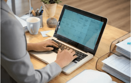 alt="Personne utilisant un agenda en ligne sur son ordinateur portable"