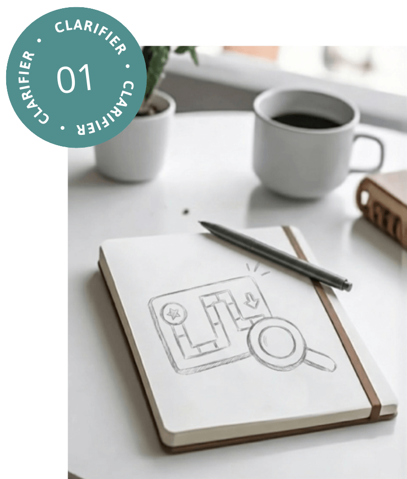 alt="Carnet de notes posé sur une table avec un croquis représentant un parcours simplifié et une loupe, à côté d'une tasse de café"