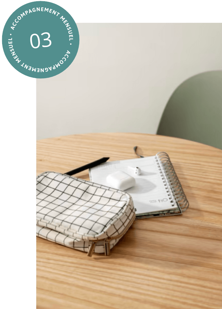 alt="Carnet de notes posé sur une table avec un croquis représentant un parcours simplifié et une loupe, à côté d'une tasse de café"