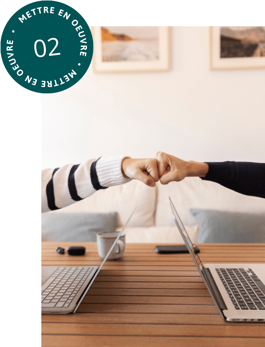 alt="Carnet de notes posé sur une table avec un croquis représentant un parcours simplifié et une loupe, à côté d'une tasse de café"