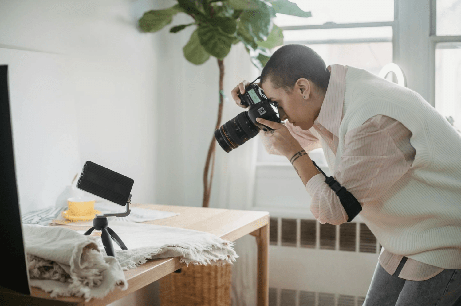 alt="Solopreneuse qui réalise elle-même les photos et vidéos de ses produits pour sa communication en ligne"