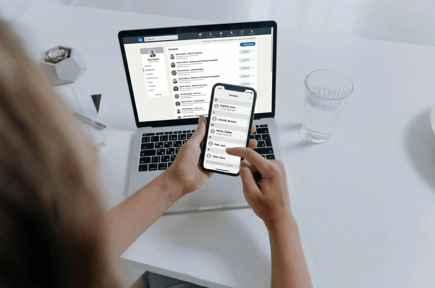 alt="Entrepreneur en pleine session de prospection digitale, gérant son réseau professionnel entre son téléphone et LinkedIn"