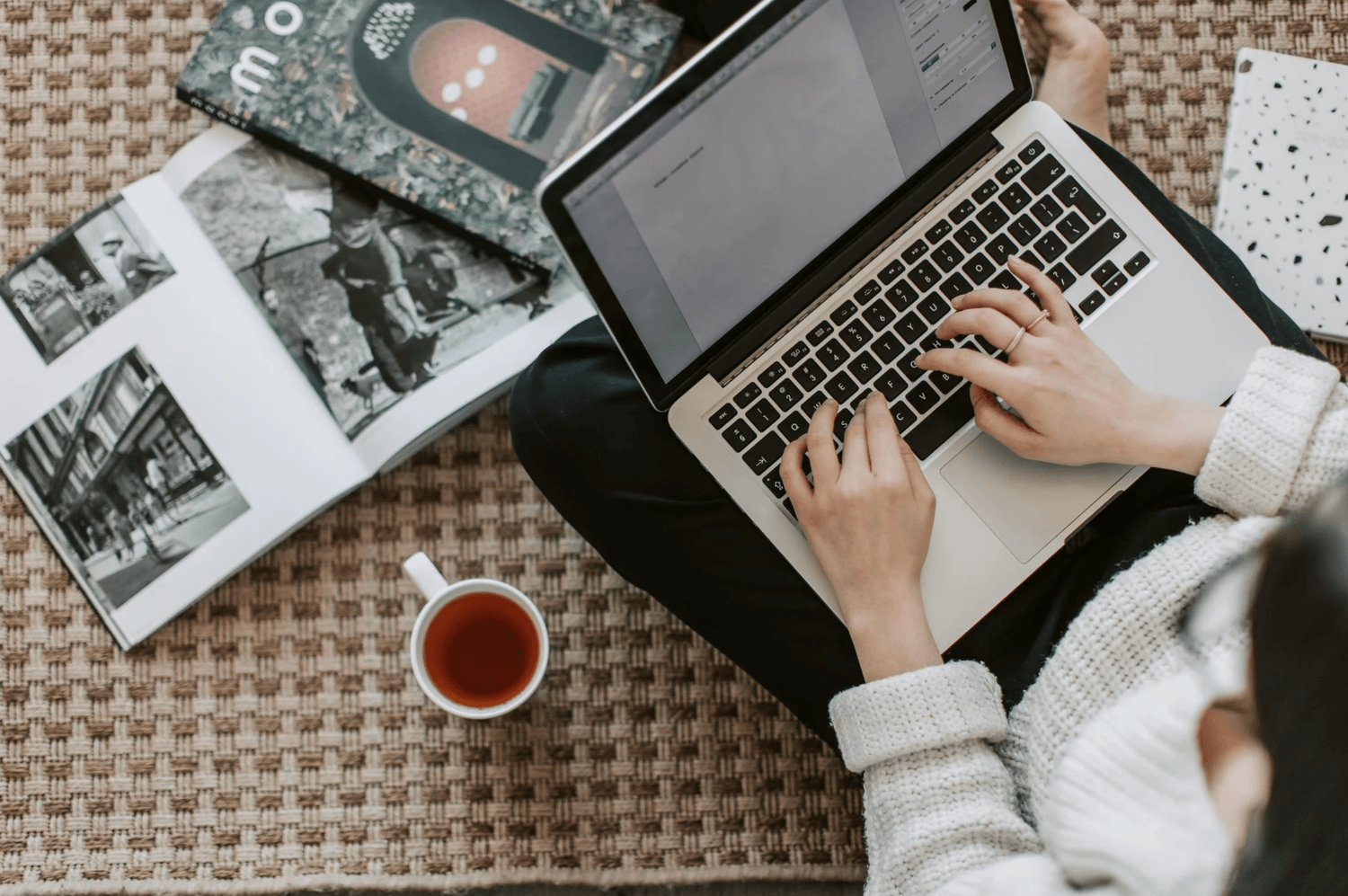 alt="Indépendante travaillant confortablement depuis chez elle, en pleine session d'inspiration et de création de contenu"
