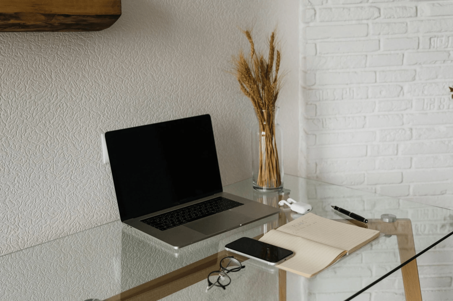 alt="Espace de travail à domicile organisé et sans distraction pour une concentration maximale"