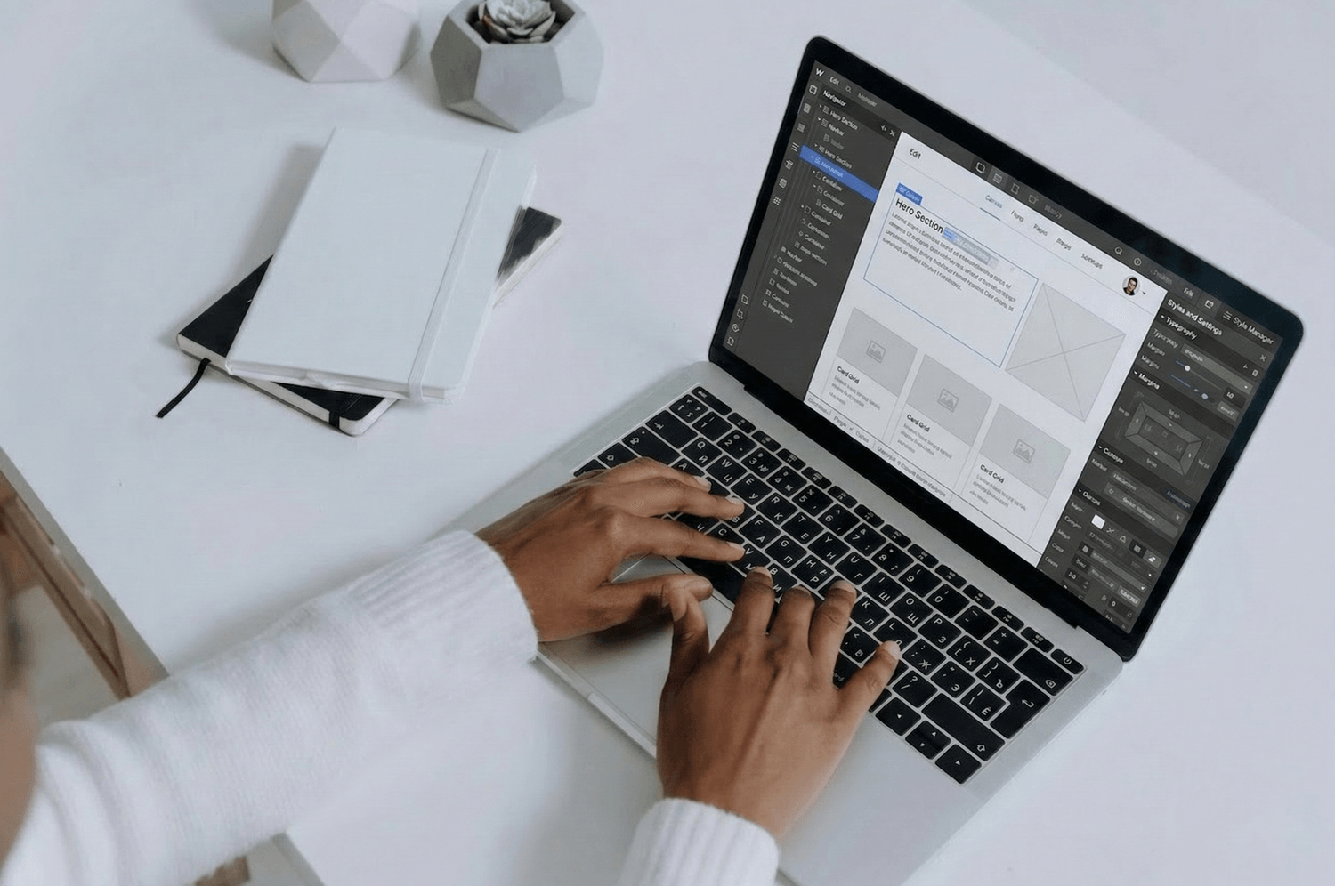 alt="Indépendante travaillant sur l'interface éditeur d'un outil de création de site web pour la structuration des pages de son futur site internet"