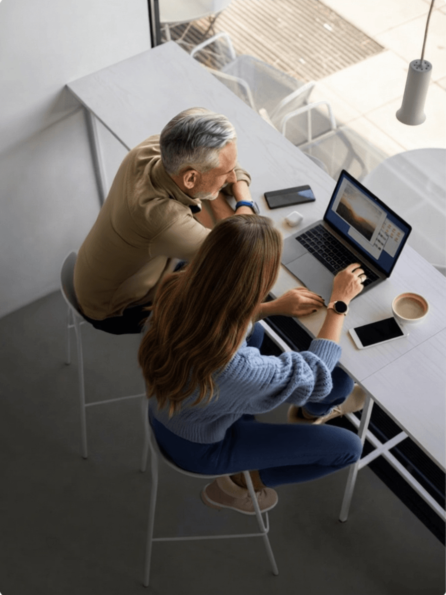 alt="Collage de trois photos montrant la diversité des parcours entrepreneuriaux : une femme freelance souriante avec une tablette, une équipe associative collaborant joyeusement autour d'un ordinateur, et un artisan potier travaillant l'argile"
