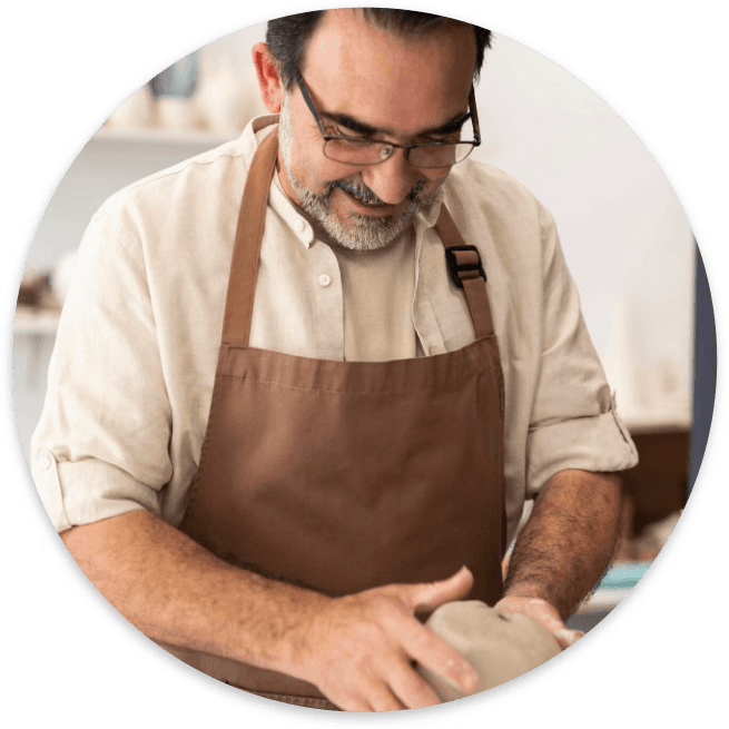 alt="vignette d'un artisan potier"