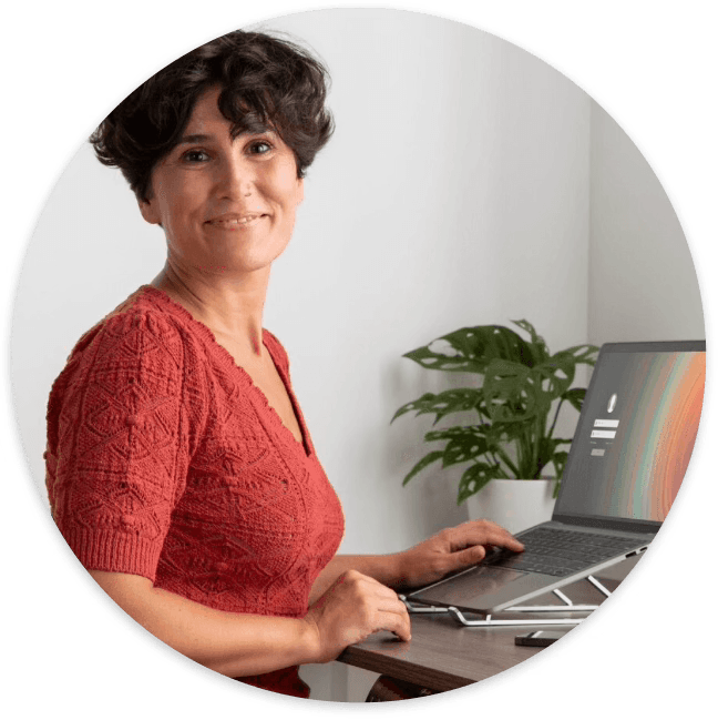 alt="vignette d'une consultante souriante devant son pc"