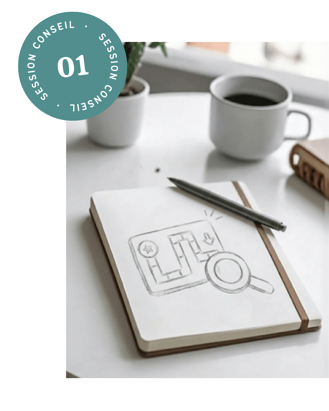alt="Carnet de notes posé sur une table avec un croquis représentant un parcours simplifié et une loupe, à côté d'une tasse de café"