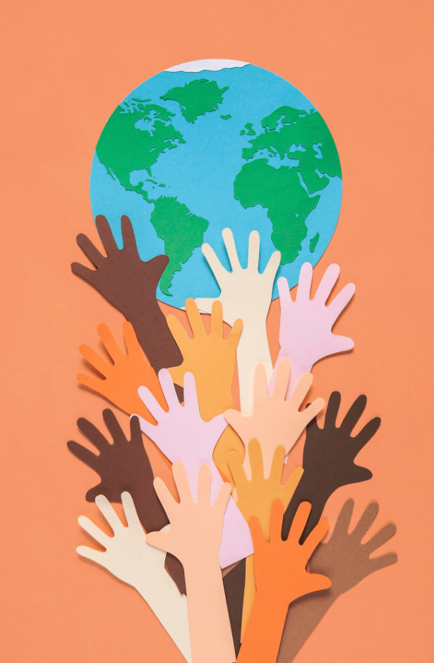 alt="Illustration en papier découpé représentant de nombreuses mains de différentes couleurs de peau tendues vers le haut pour soutenir la planète Terre sur un fond orange pêche"
