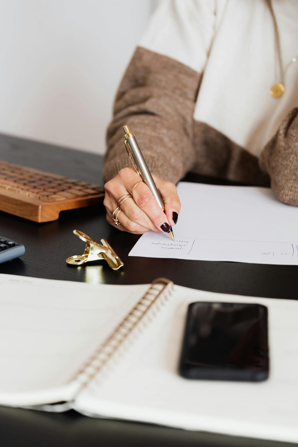 "Vue d'en haut d'un bureau où l'on voit Sarah et un client en pleine consultation"