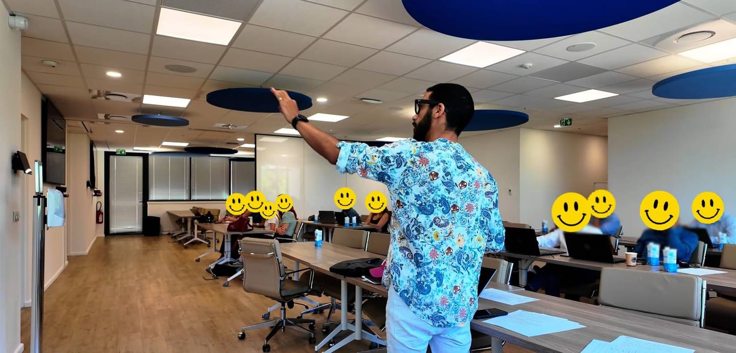 Karim pendant une formation en présentiel