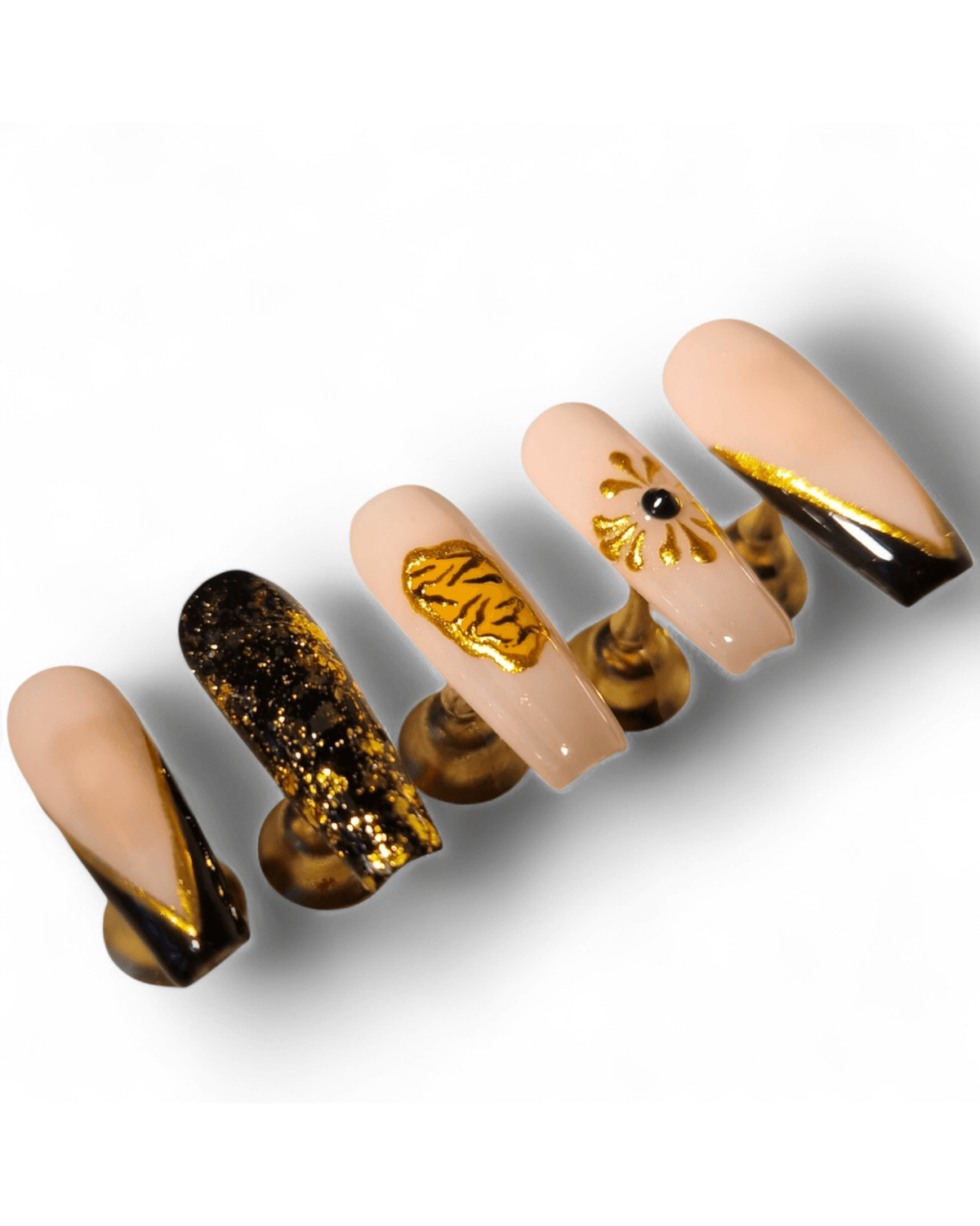 detail-press-on-nails-symbolique-or-whisper