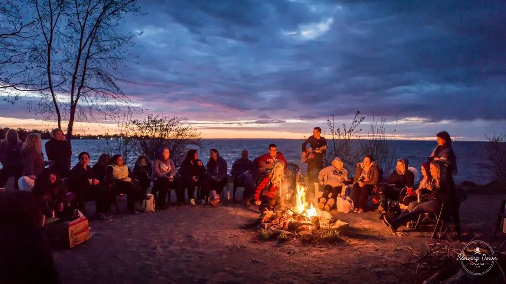 Gemeenschap rond kampvuur bij Live in Your Destiny Church in Den Haag – aanbidding, verbinding en discipelschap.