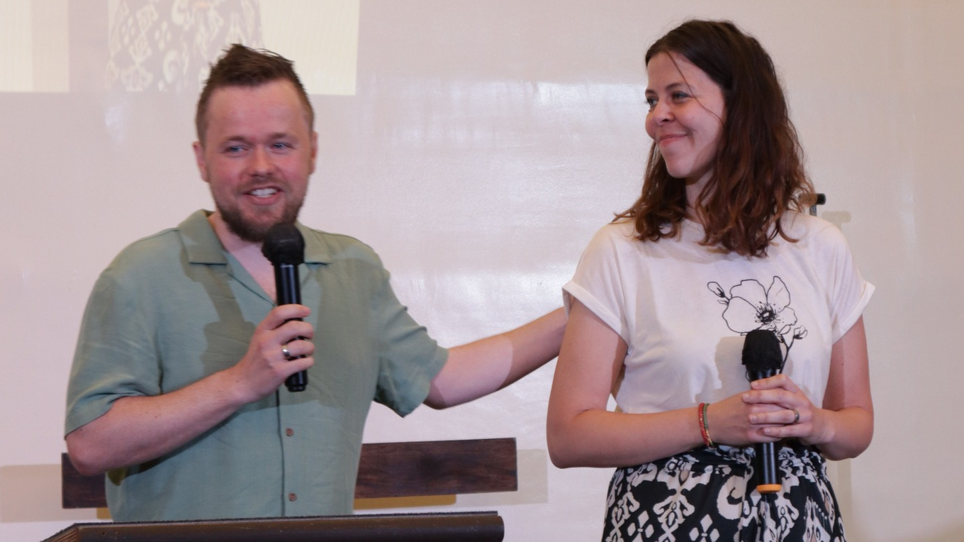 Juriaan en Debbie Beek, voorgangers van Live in Your Destiny Church in Den Haag, inspireren tijdens samenkomst.