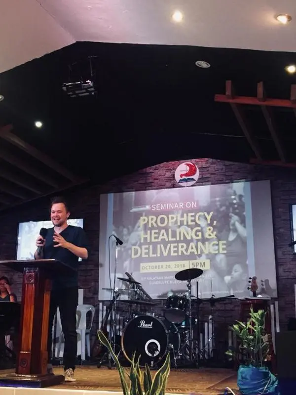 Boodschap over profetie, genezing en bevrijding tijdens seminar bij Live in Your Destiny Church in Den Haag.