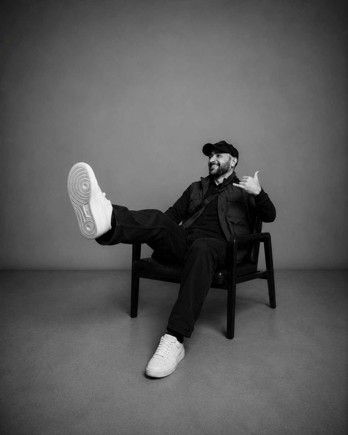 Kadir Demir im Studio sitzend