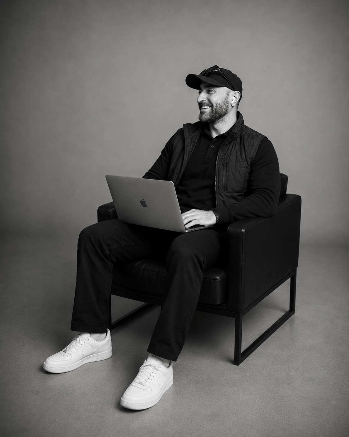 Kadir Demir im Studio mit Laptop auf dem Schoß