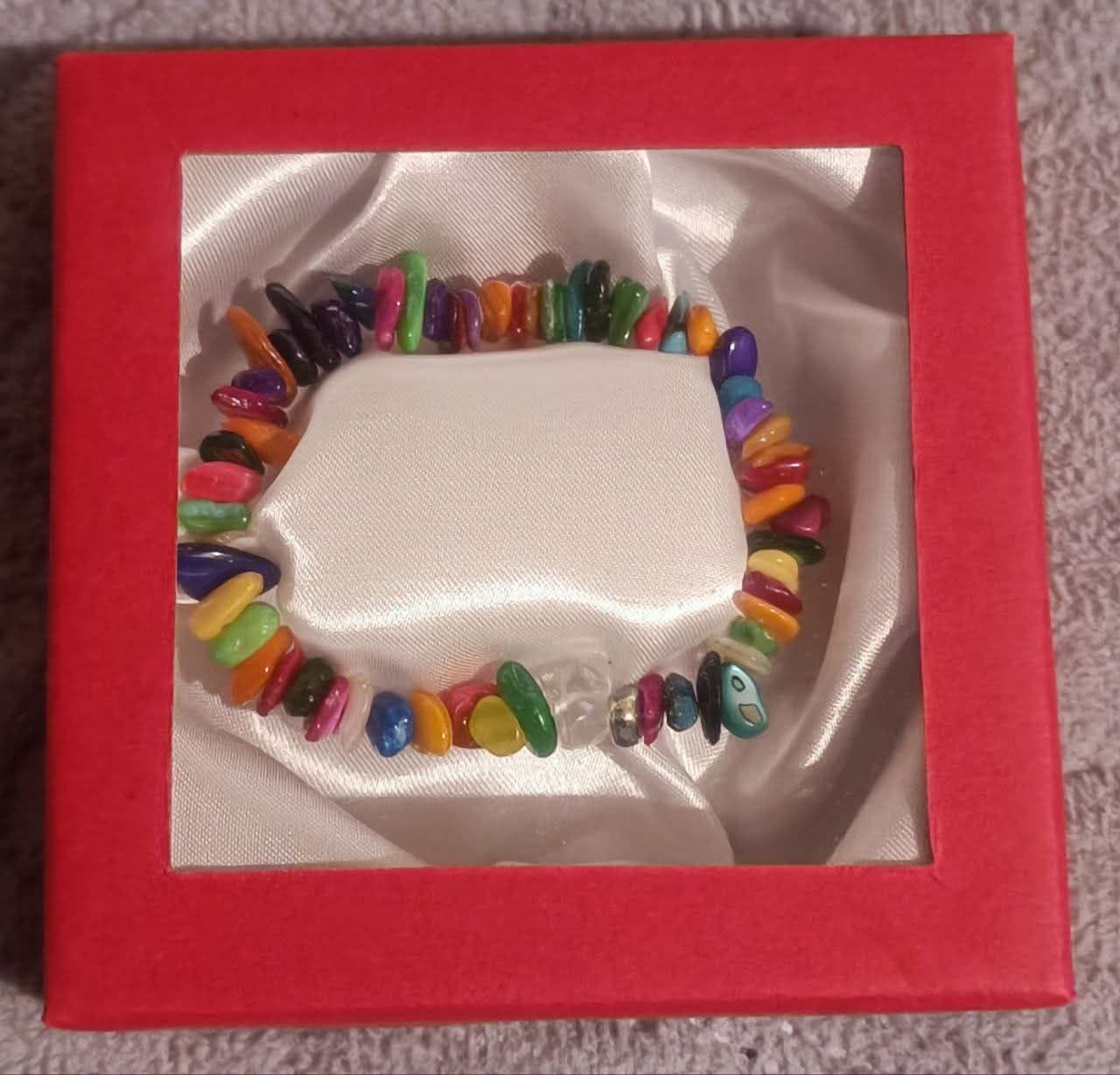 colaj cadouri, buchet trandafiri roșu alb, buchet trandafiri mov, ursuleț croșetat, iepuraș croșetat, brățară colorată, fundal curat